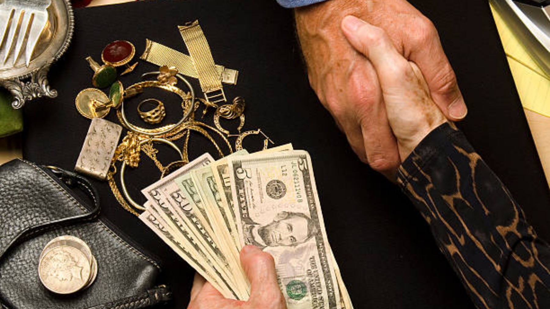 A man bought a plate for $4.99 at Goodwill...and it was worth thousands for being an antique gem! - That&#039;s how he found out on TikTok that it was a collector&#039;s item