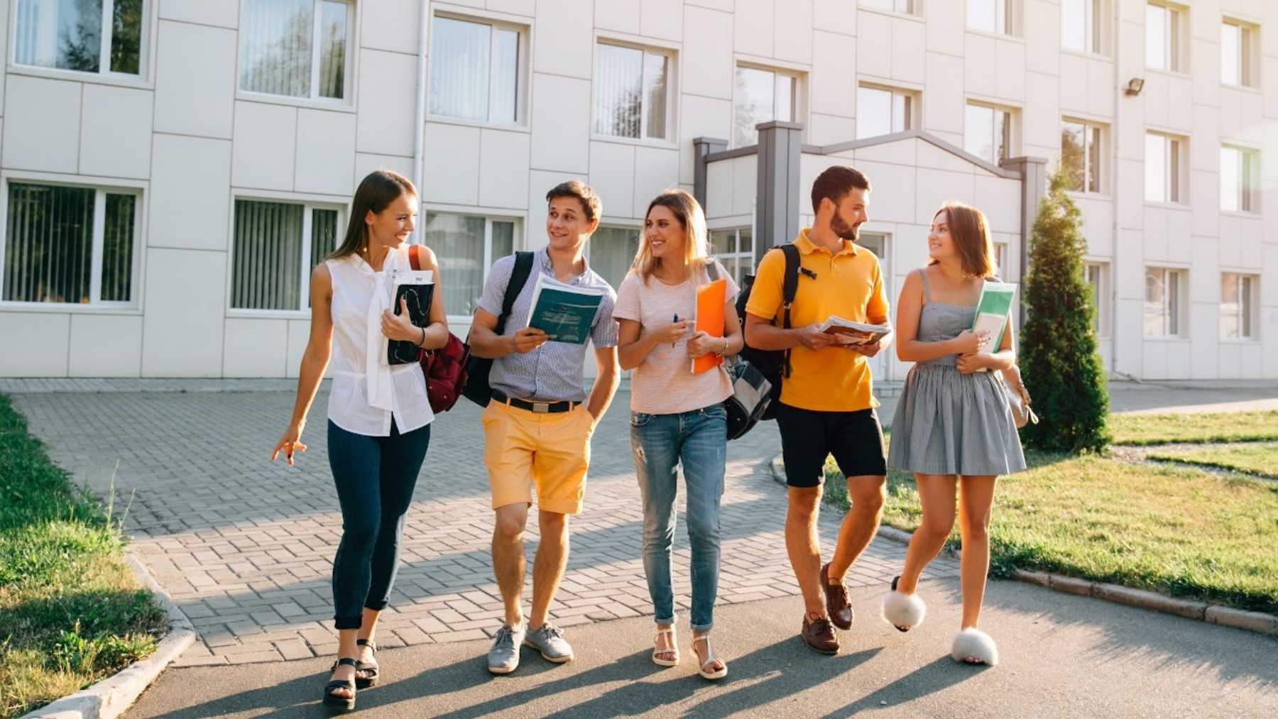 Bad news for university students - These are the degrees with the lowest salaries in the job market