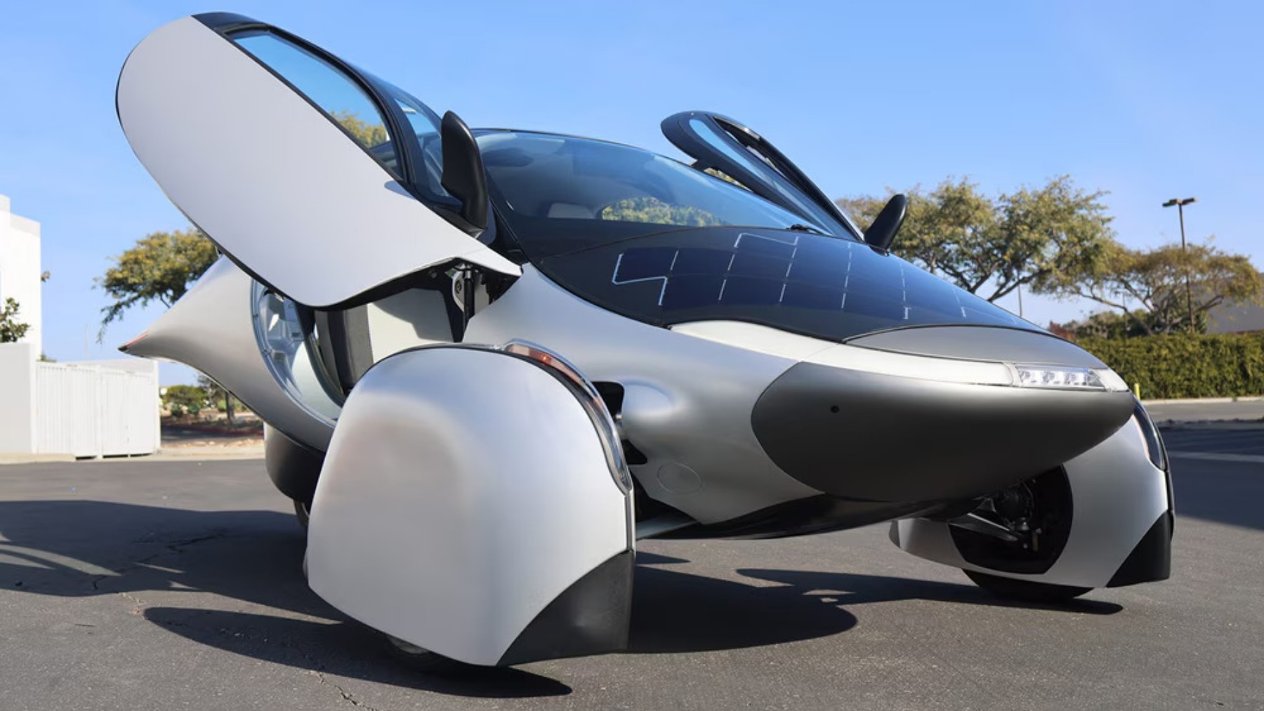 Neither gasoline nor plug-in - this solar car runs only on the sun and is already being tested in the Mojave