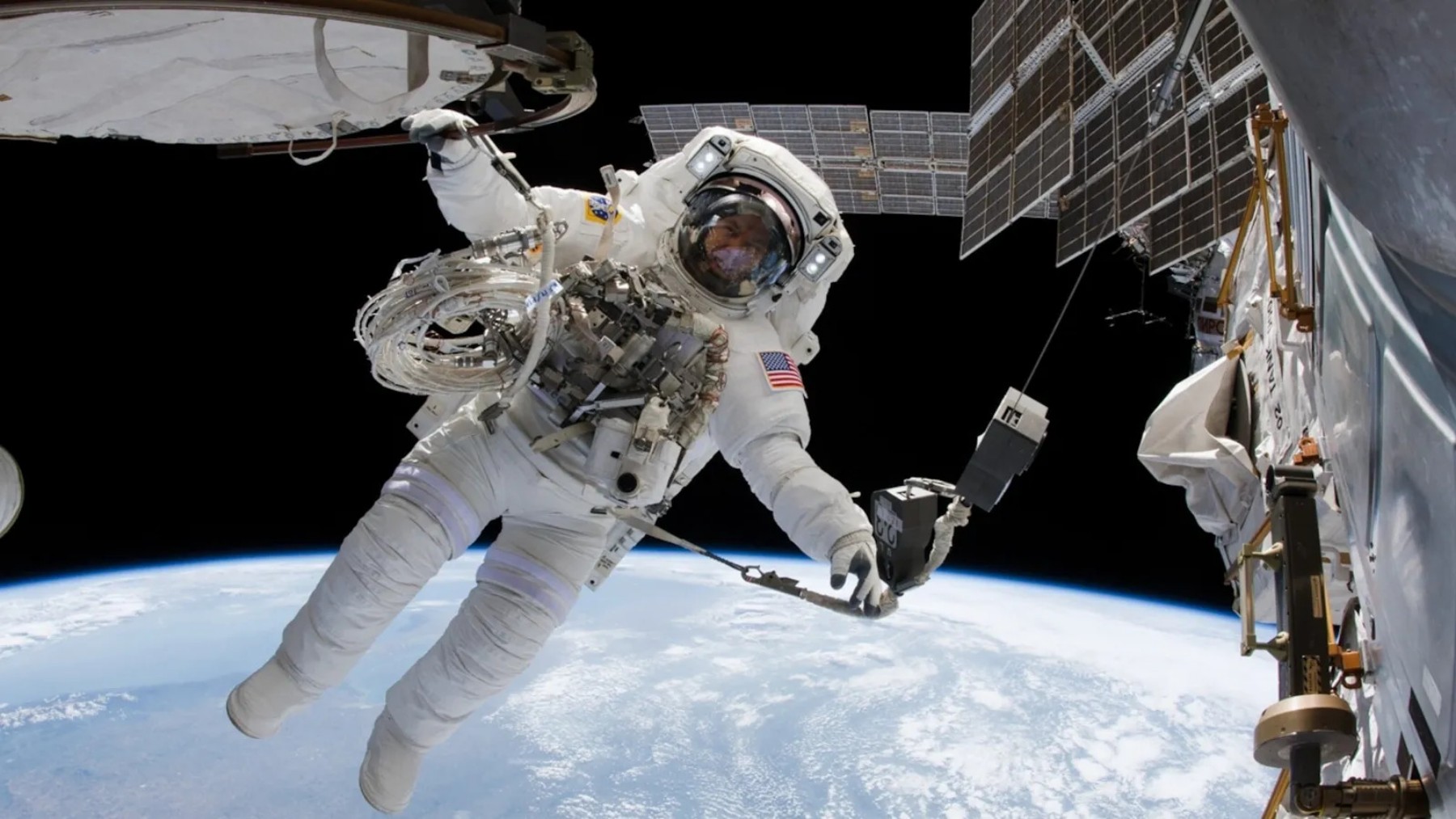 It&#039;s official - NASA develops protocols for a possible death in orbit and the topic starts to generate debate