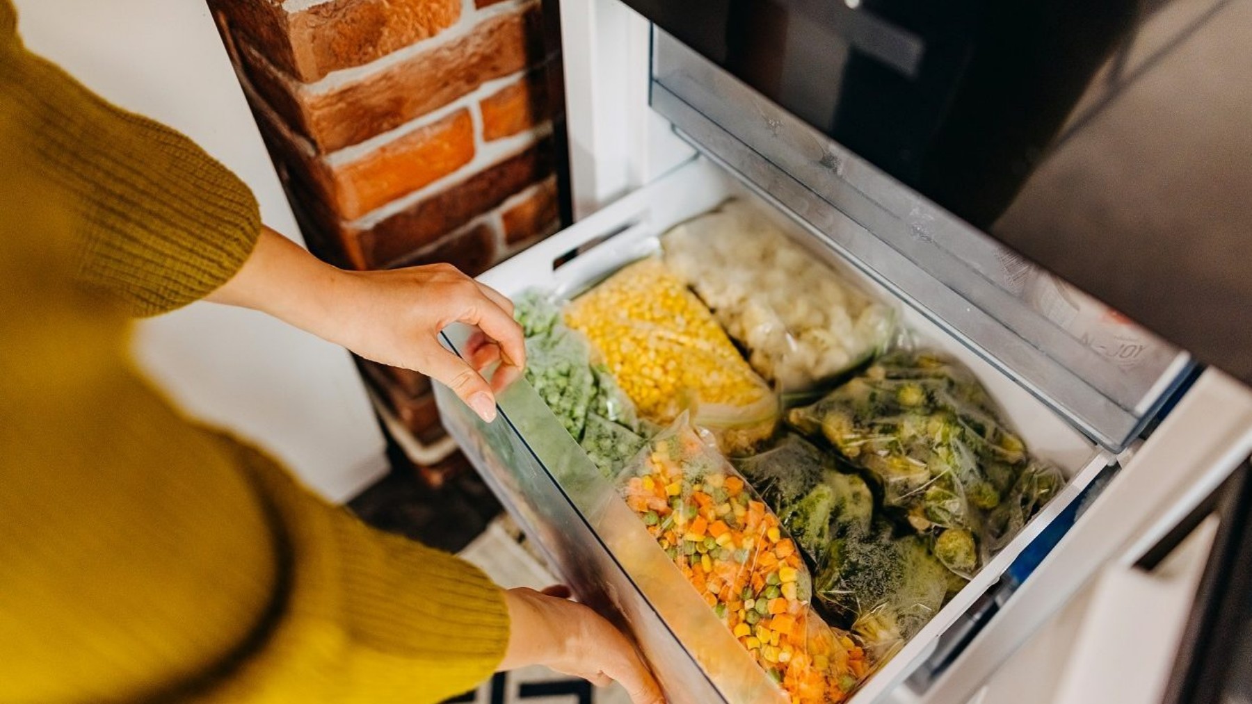 No thermometers or sensors - freezer coin trick revolutionizes home food safety - just put this inside your freezer
