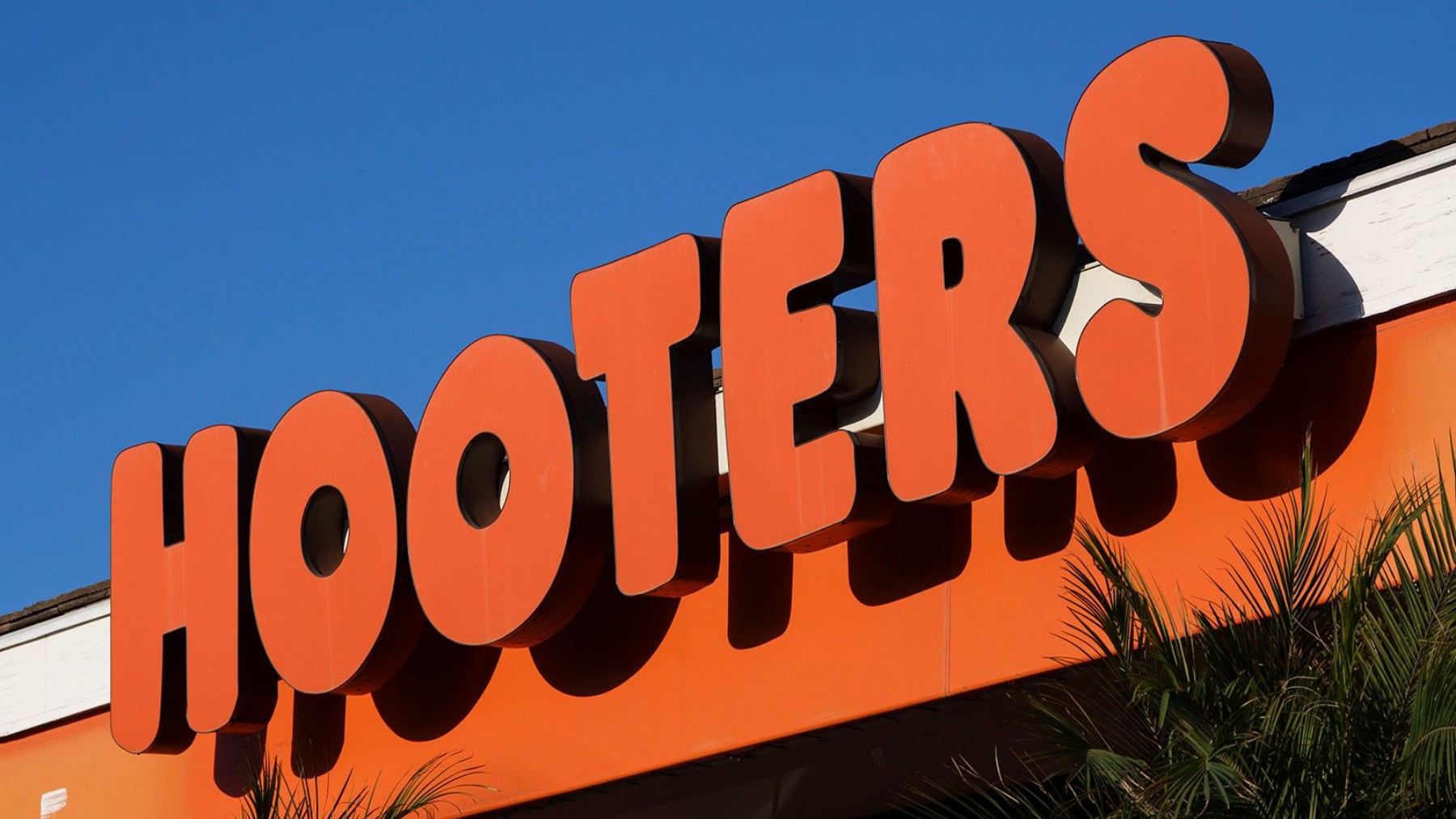 Farewell to Hooters - the chain enters into crisis and announces the closure of several locations after filing for bankruptcy protection in the US.