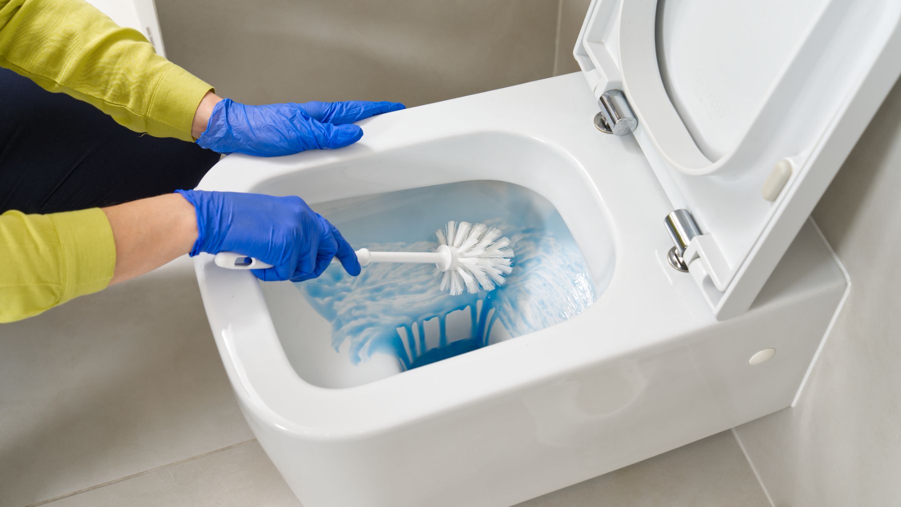 Say goodbye to toilet stains—the homemade formula with vinegar, baking soda, and citric acid is all the rage because it&#039;s easy, eco-friendly, and effective