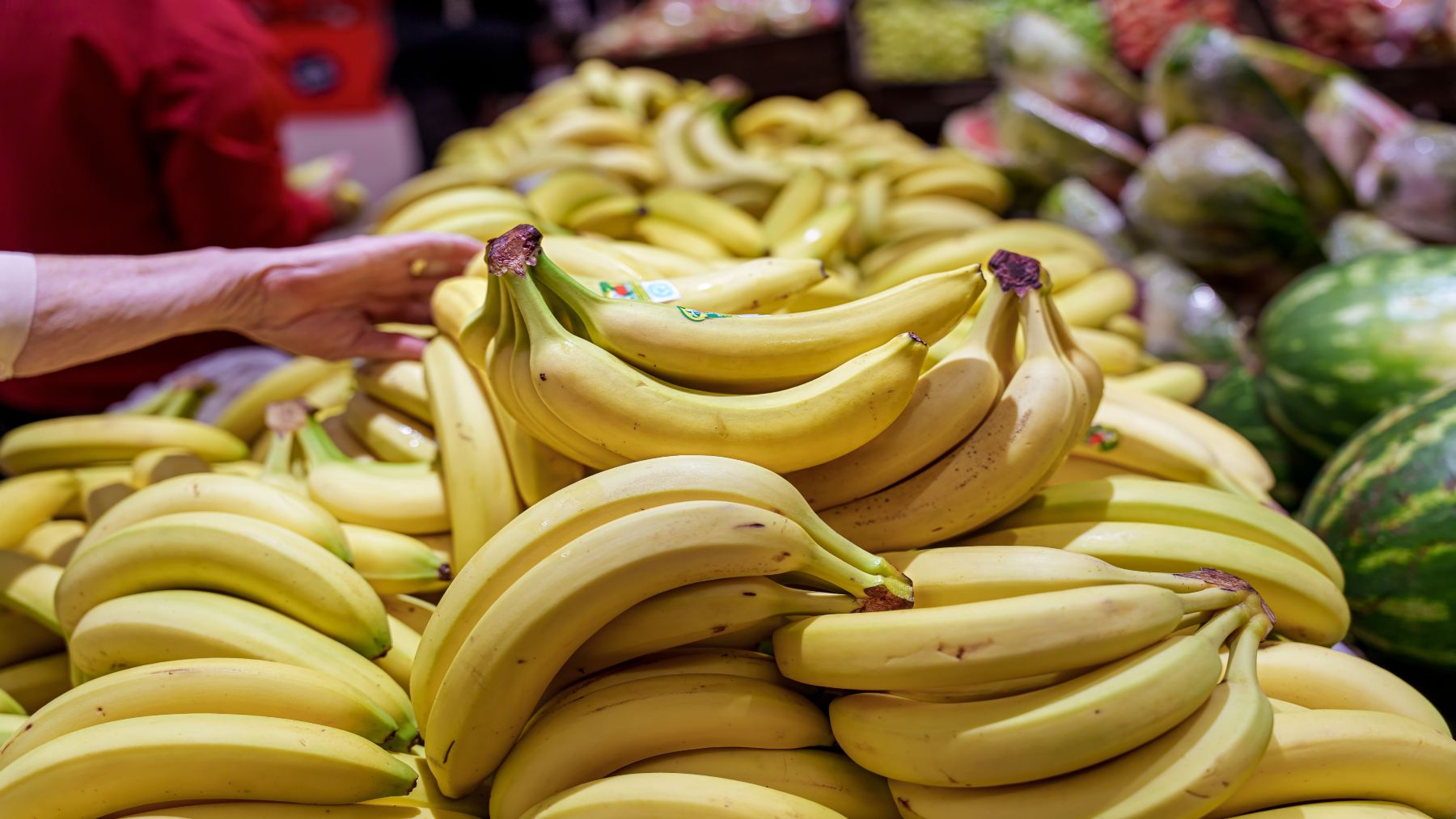 Goodbye to black bananas in the kitchen—putting them in the refrigerator ruins their skin, and this is the correct way to store them
