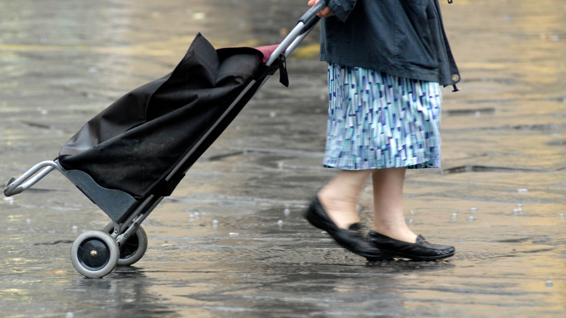 Goodbye to foot pain—this type of footwear with a special sole and adjustable closure is the best for protecting the health of the feet, knees, and hips in people over 65—as confirmed by scientists