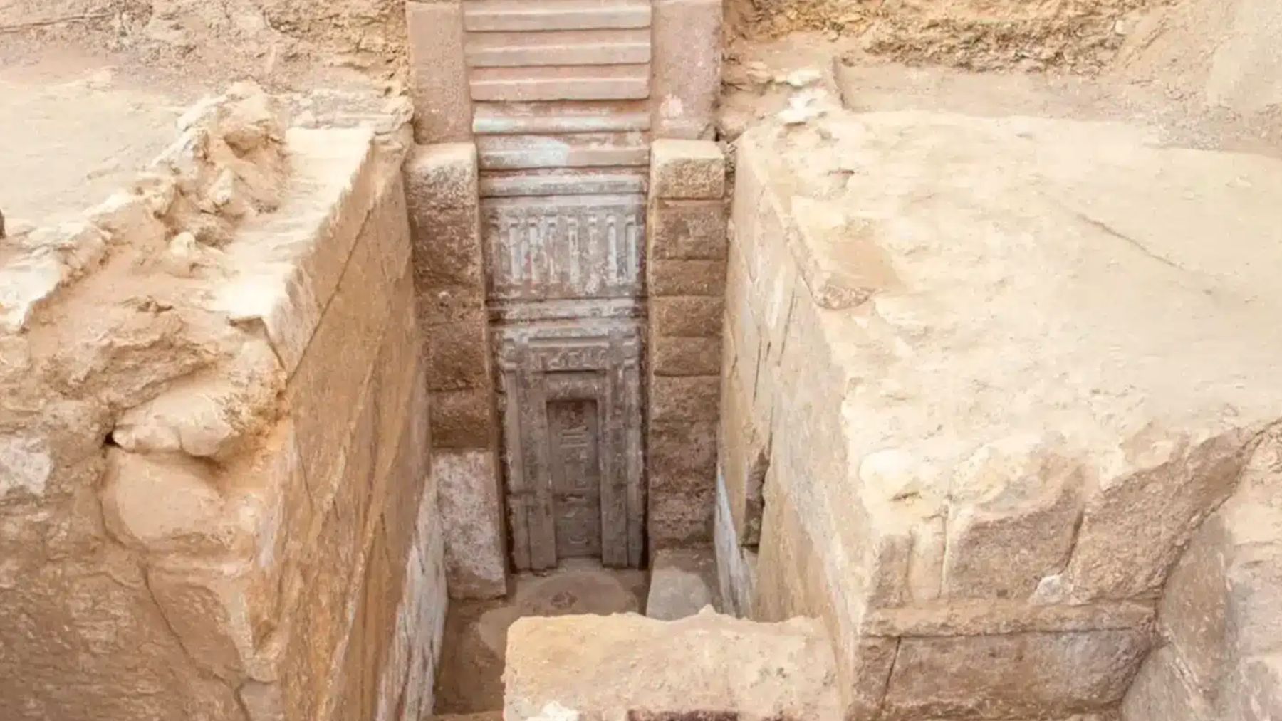 Archeologists discover a pink granite “false door” in Saqqara—the enigma of the tomb that connects to the afterlife