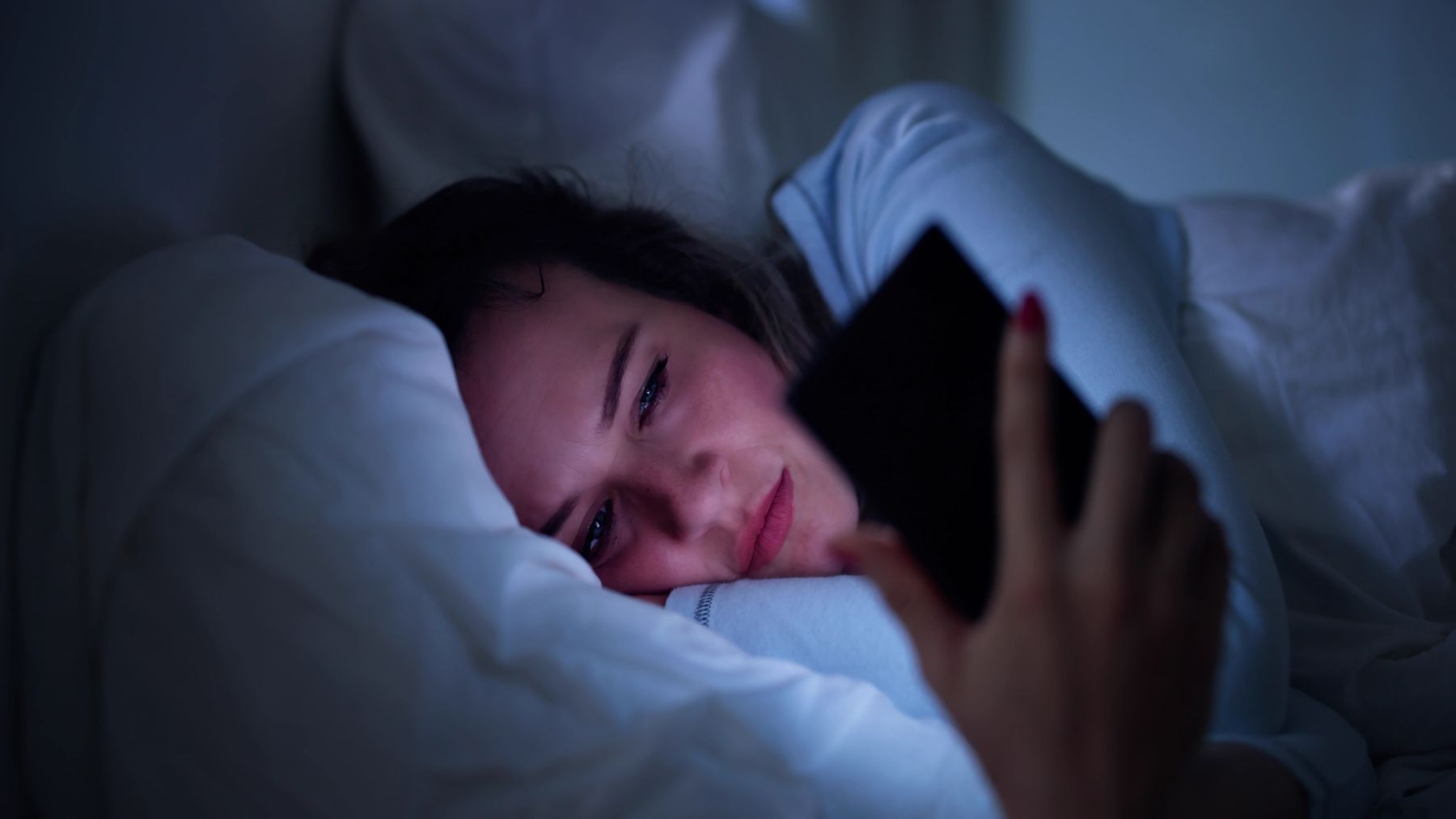 Confirmed by experts—looking at your phone or watch after waking up at night activates your brain and ruins your rest
