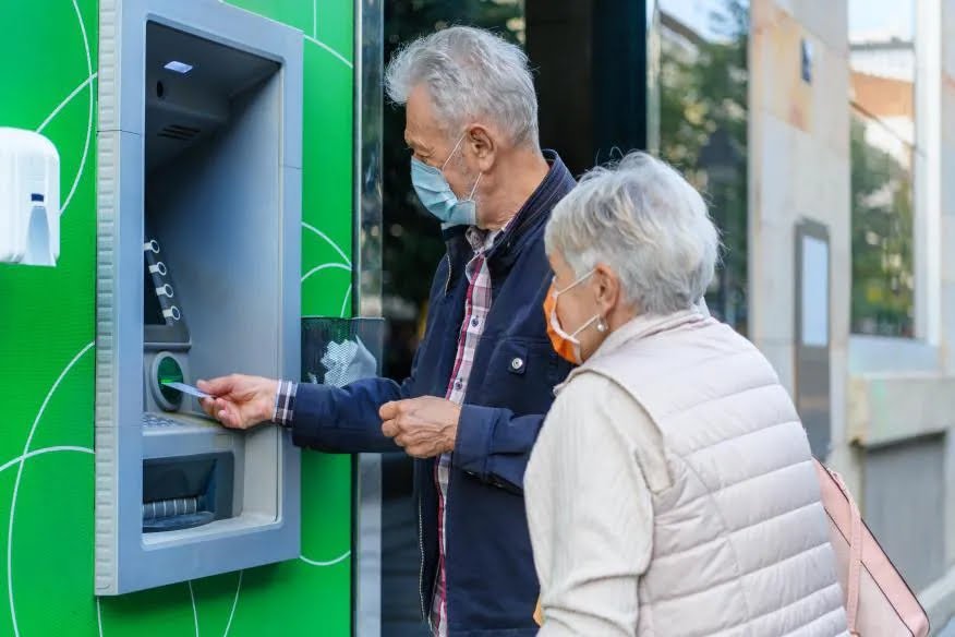 En este artículo vamos a ver el complemento para los pensionistas con el que podrás sumar hasta 121 euros más en tu pensión.