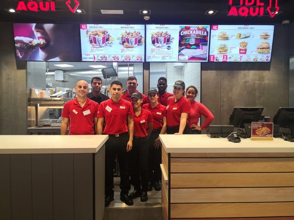 KFC busca trabajadores para trabajar en sus restaurantes, cadenas de comida rápida, ofertas de empleo