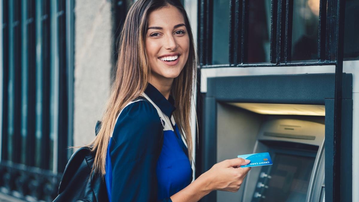 Si te interesa saber como puedes cancelar una cuenta bancaria, en este artículo te lo explicamos para que puedas evitar posibles comisiones inesperadas.