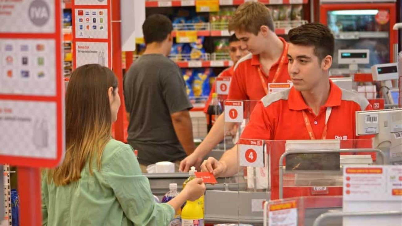 Grupo DIA necesita cajeros y reponedores para sus supermercados