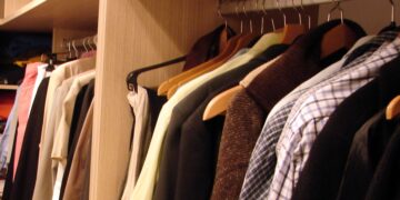 Adiós a colgar los abrigos en el armario durante el invierno. Este es el método que lo cambiará todo en tu casa