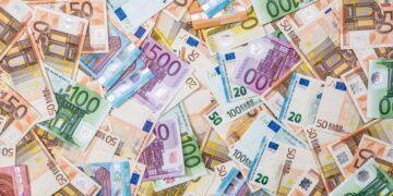 Ayuda anunciada por el Gobierno a las familias: esta es la manera de conseguir hasta 700 euros mensuales