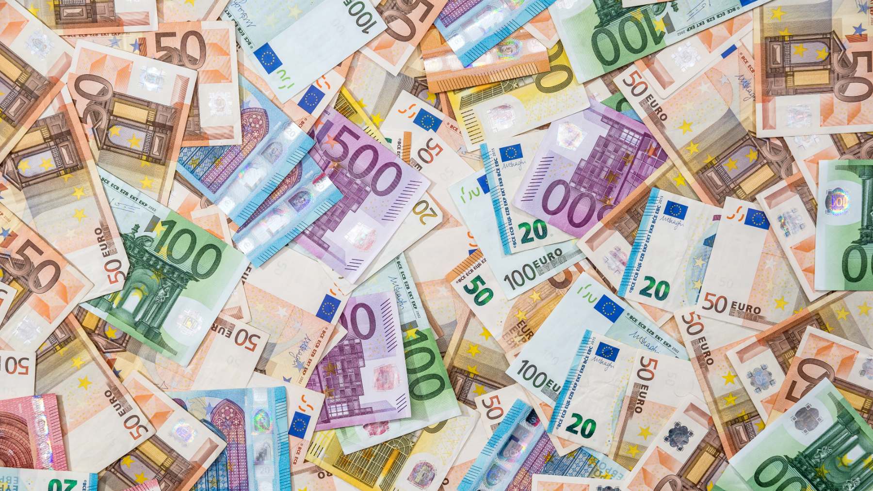 Ayuda anunciada por el Gobierno a las familias: esta es la manera de conseguir hasta 700 euros mensuales