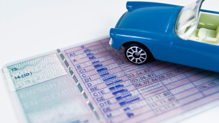 Puntos extra en el carnet de conducir. La DGT te los va a dar gratis... si cumples este requisito 1 Casi todo el mundo falla: esta es la pregunta trampa del examen del carnet de conducir de tipo B