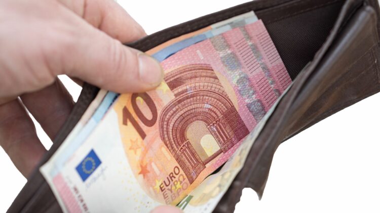 Esta nueva ayuda de 700 euros es compatible con el Ingreso Mínimo Vital: así puedes solicitarla 1 Esta nueva ayuda de 700 euros es compatible con el Ingreso Mínimo Vital: así puedes solicitarla