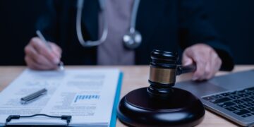 Deniegan una incapacidad permanente a una mujer por ir "muy maquillada". Indignación con la resolución del tribunal médico