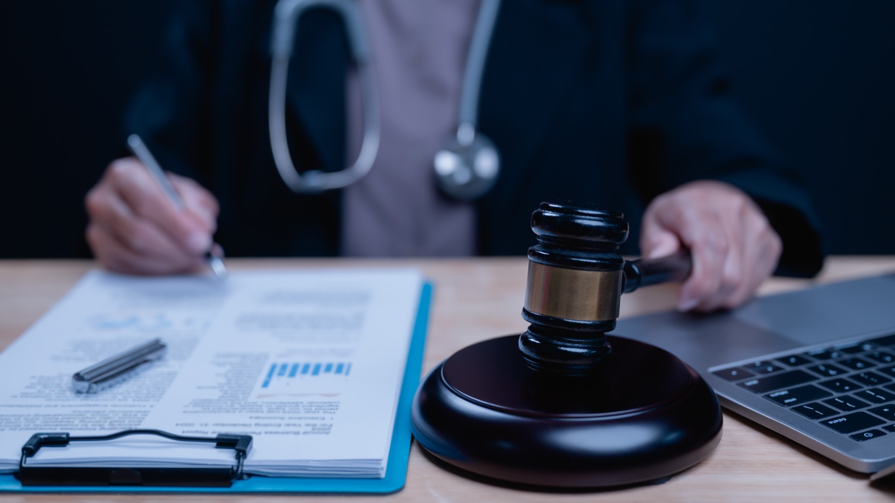 Deniegan una incapacidad permanente a una mujer por ir "muy maquillada". Indignación con la resolución del tribunal médico