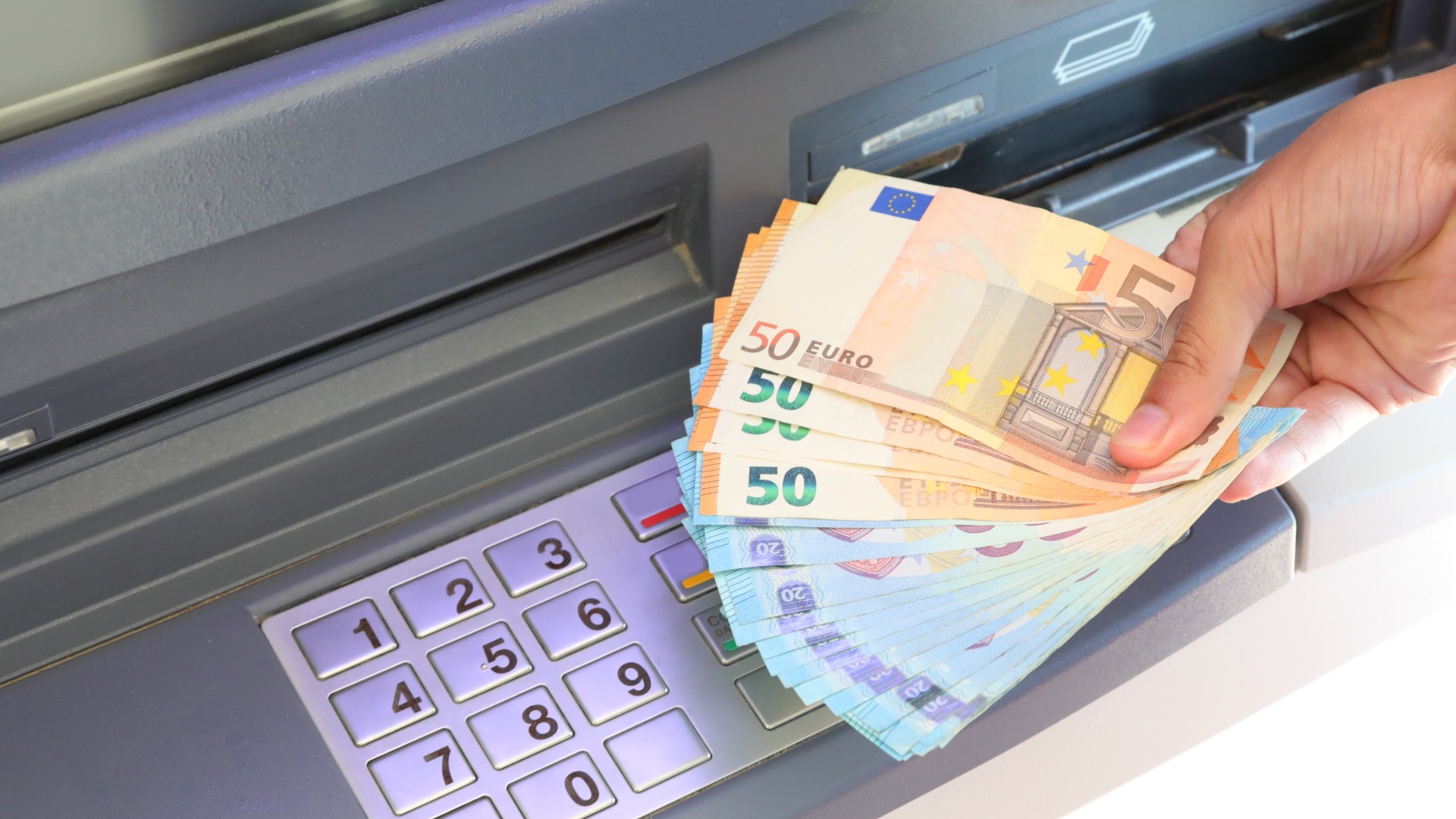 Como sacar dinero gratis de los cajeros automaticos