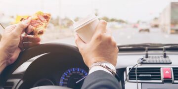 Comer mientras conduces tiene consecuencias