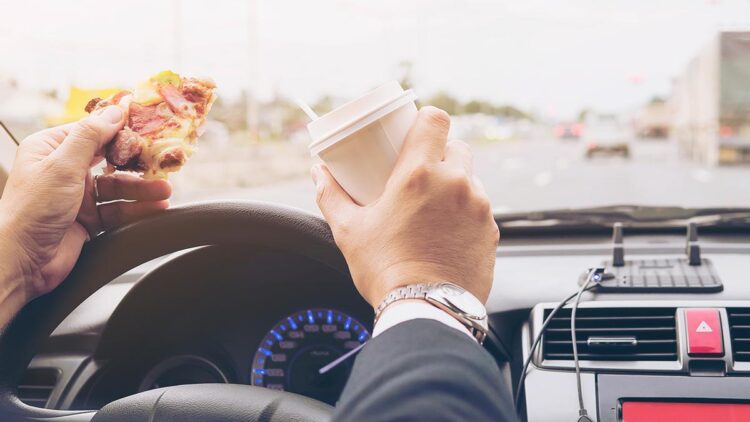 Comer mientras conduces tiene consecuencias: la DGT lanza su advertencia más dura 1 Comer mientras conduces tiene consecuencias