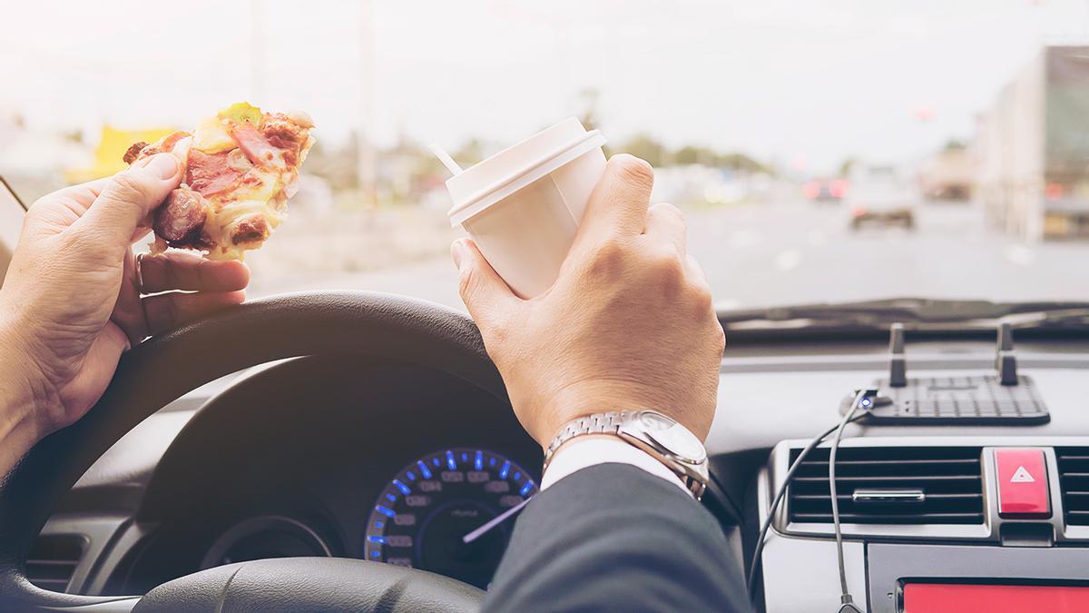 Comer mientras conduces tiene consecuencias