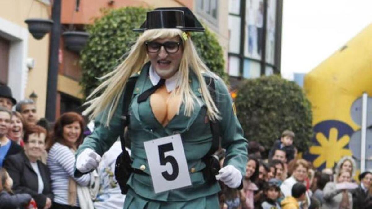 Multas de hasta 100€ por ir asi vestido mientras conduces: confirmado por la DGT