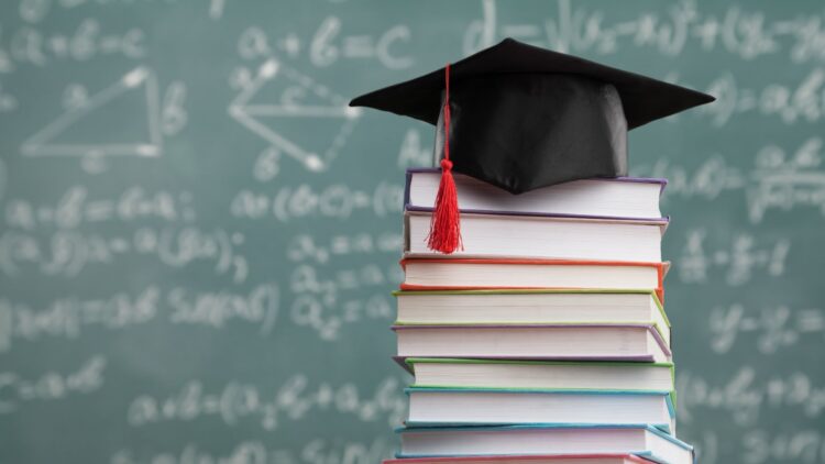 Estas son las becas y ayudas al estudio universitario para personas con discapacidad en España 1 Estas son las becas y ayudas al estudio universitario para personas con discapacidad en España.