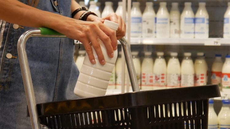 Lo que dice este experto sobre la leche semidesnatada te sorprenderá: "Es mucho más interesante..." 1 Lo que dice este experto sobre la leche semidesnatada