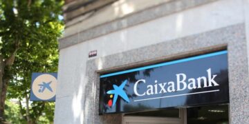 Adiós a las comisiones de CaixaBank. Esta es la manera de dejar de pagarlas para siempre