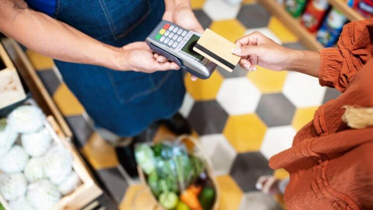 No pagues tu compra del supermercado con tarjeta de crédito: el error que debes evitar 1 Pagar en el supermercado con tarjeta