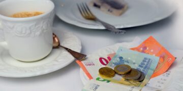 Como esta camarera consigue muchas mas propinas