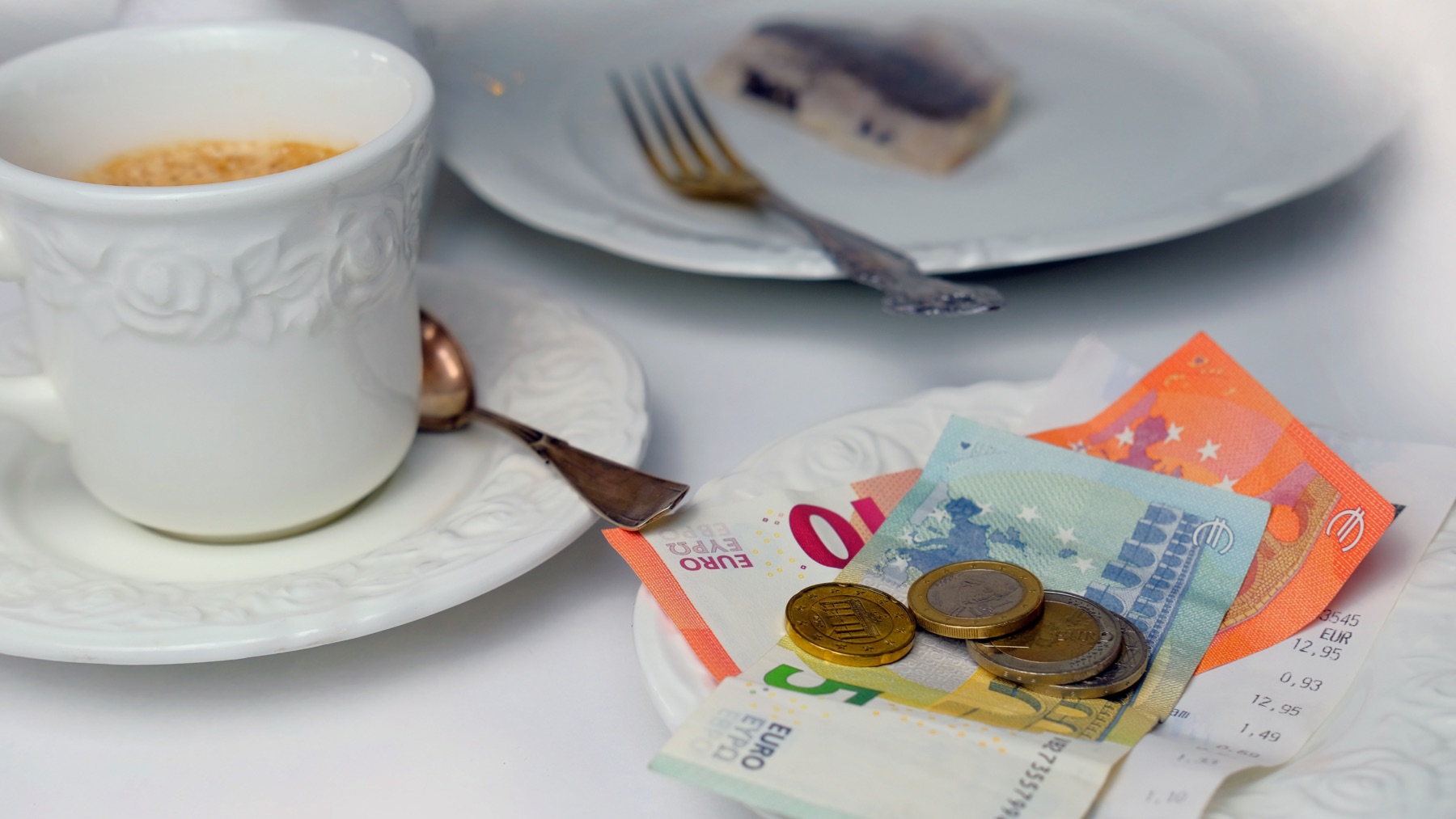 Como esta camarera consigue muchas mas propinas