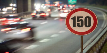 Límite de velocidad de 150 km/h en autopistas y autovías