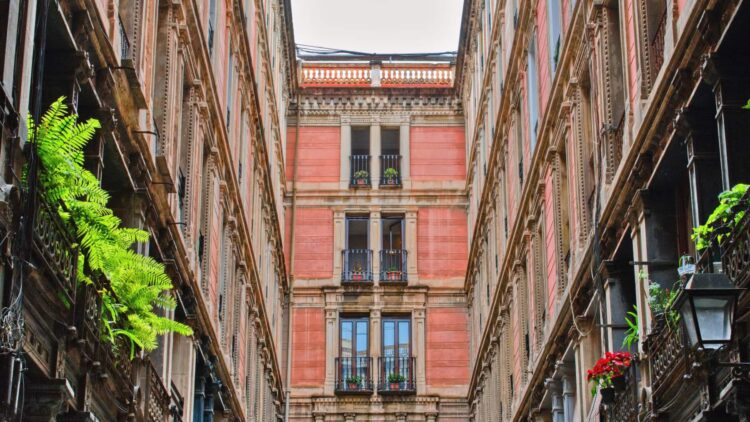 Si vives de alquiler en Cataluña puedes solicitar esta ayuda de 200 euros: estos son los requisitos 1 Si vives de alquiler en Cataluña puedes solicitar esta ayuda de 200 euros: estos son los requisitos