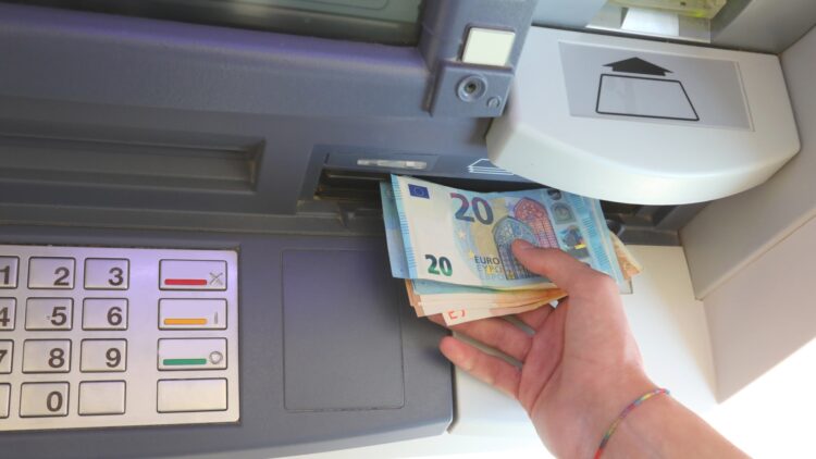 Por qué podrías perder el dinero que tienes en el banco: el Banco de España lo ha avisado 1 El Banco de España lo ha avisado