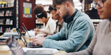 Si estás estudiando en España y eres extranjero podrás solicitar esta beca de hasta 1.900 euros mensuales