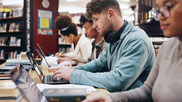 Si estás estudiando en España y eres extranjero podrás solicitar esta beca de hasta 1.900 euros mensuales 1 Si estás estudiando en España y eres extranjero podrás solicitar esta beca de hasta 1.900 euros mensuales