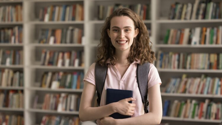 Hoy se abre la convocatoria de becas MEC 2025-2026: todo lo que necesitas saber 1 Ya es oficial: más de 6.500 universitarios madrileños recibirán apoyo financiero para sus estudios en el extranjero