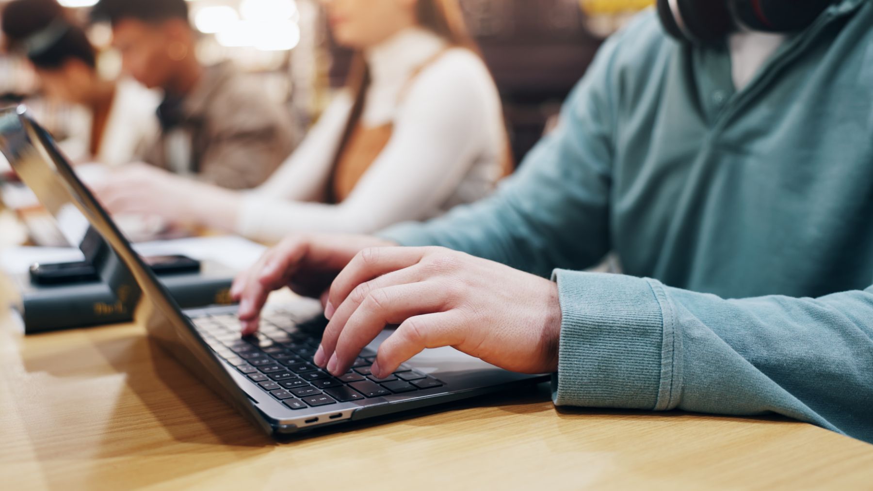 Convocadas las becas de Torrox: consigue hasta 300 euros si eres universitario