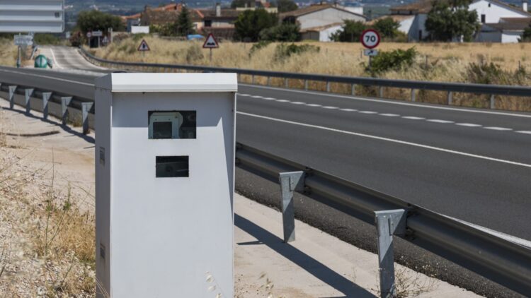 Nuevo radar en las carreteras: la DGT lanza un sistema novedoso para controlar la velocidad que funciona así 1 Nuevo radar en las carreteras: la DGT lanza un sistema novedoso
