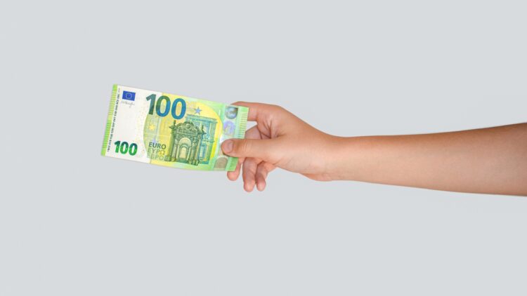 La nueva ayuda de la Seguridad Social con la que te darán 100 euros mensuales solo cumpliendo un requisito 1 La nueva ayuda de la Seguridad Social