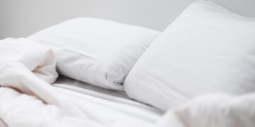 Así puedes lavar las almohadas en casa: así es el truco de las lavanderías.