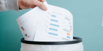 Estas son las cosas que nunca debes tirar a la basura.