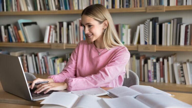 Llega la beca ideal para jóvenes: contrato indefinido y mejores salarios en tu primer empleo 1 Llega la beca ideal para jóvenes: contrato indefinido y mejores salarios en tu primer empleo