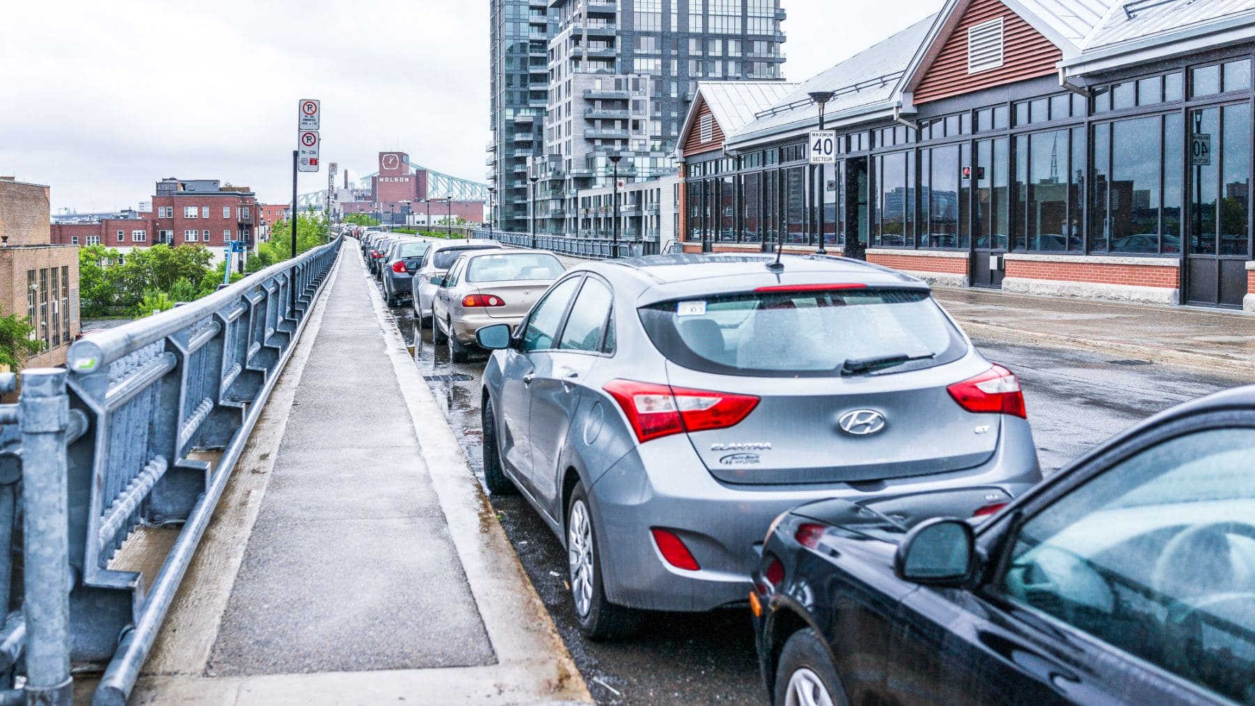Aparcar en el sentido contrario de la marcha. La DGT y la ley lo dejan claro.