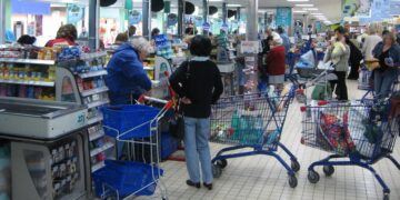 Adiós a la cola más lenta del supermercado: este truco matemático te hará elegir la más rápida.