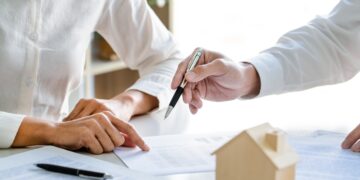 Un especialista desvela las 3 cosas debes hacer antes de comprar un piso: muchos no lo conocen y cometen un error.