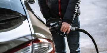Confirmado: multas por echarte gasolina tú mismo en las estaciones de servicio. Así puedes evitarlo.