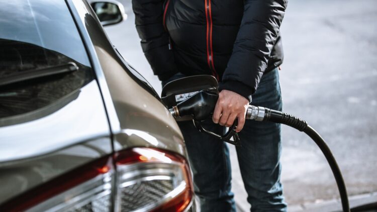 Confirmado: multas por echarte gasolina tú mismo en las estaciones de servicio. Así puedes evitarlo 1 Confirmado: multas por echarte gasolina tú mismo en las estaciones de servicio. Así puedes evitarlo.